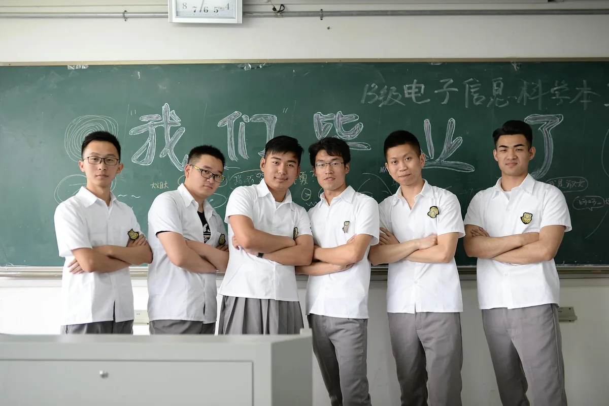 章节导读条目配图，呈现悬疑分区作品的线索场景